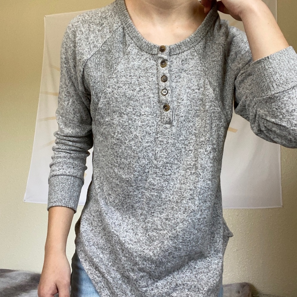 🌼soft henley style sweater knit top w buttons🌼
